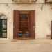 L'ingresso della casa di Angela come appare ora, dopo che alcuni molesi hanno presentato un esposto lamentandosi della difficolt del passaggio causata dallingombro delle piante 